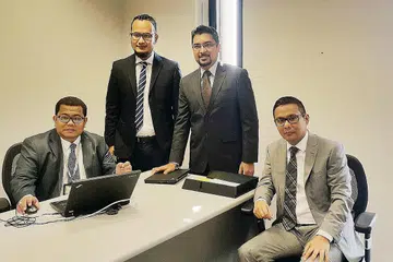 BAKAT SINGAPURA DI IDB: (Dari kiri) Encik Rahmatnor Mohamed, Encik Faizulhamly Sadali, Syed Hassan Alsagoff dan Encik Abdul Talib Mohamed Yunos. Tiada dalam gambar ialah Encik Aminuddin Mat Ariff dan Encik Abdul Aleem Habeeb Mohamed. - Foto IDB