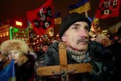 Penunjuk perasaan integrasi pro-Eropah menghadiri perhimpunan di Maidan Nezalezhnosti di Dataran Merdeka di tengah Kiev pada 17 Disember 2013. 
