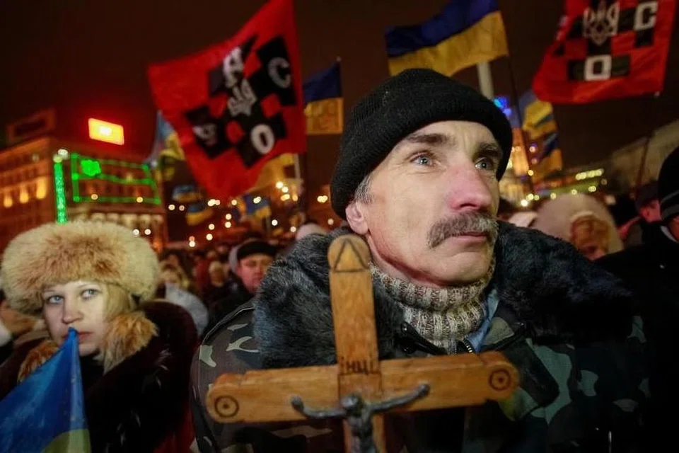 Penunjuk perasaan integrasi pro-Eropah menghadiri perhimpunan di Maidan Nezalezhnosti di Dataran Merdeka di tengah Kiev pada 17 Disember 2013. 