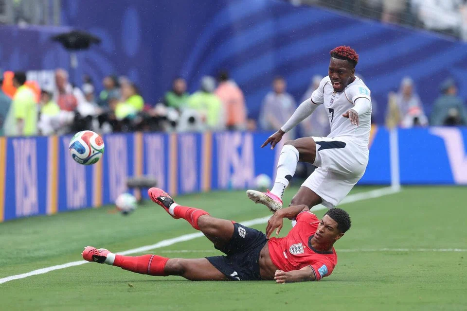 Pemain England, Jude Bellingham (jersi merah) semasa merebut bola daripada pemain Panama, Jose Luis Rodriguez),  semasa perlawanan Kumpulan L Piala Dunia 2026  pada 27 Jun di Stadium New York New Jersey.