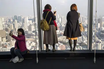 PELAWAT KE JEPUN KIAN RAMAI: Dalam bulan pertama tahun ini sahaja jumlah pelancong asing yang melawat Jepun bertambah sekitar 9 peratus. - Foto AFP