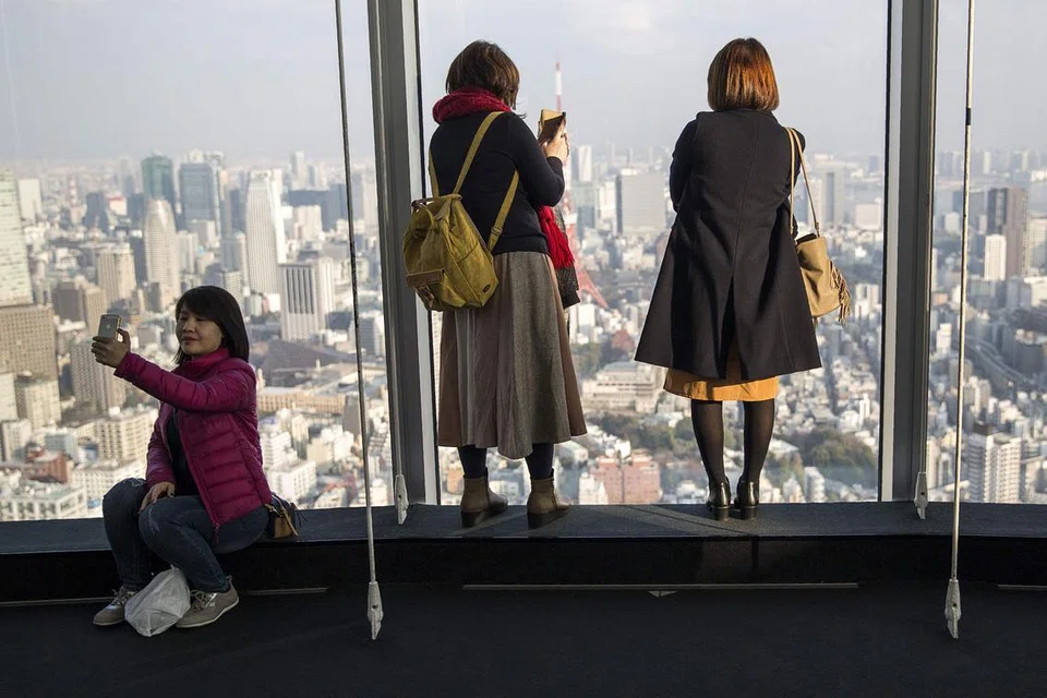 PELAWAT KE JEPUN KIAN RAMAI: Dalam bulan pertama tahun ini sahaja jumlah pelancong asing yang melawat Jepun bertambah sekitar 9 peratus. - Foto AFP