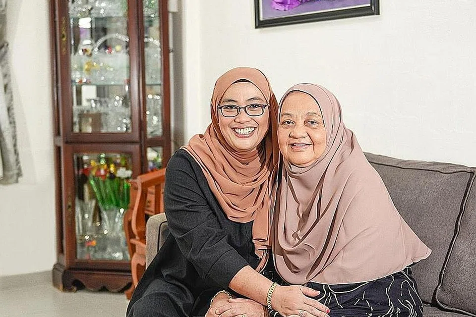 HANYA MEMENUHI TANGGUNGJAWAB: Meskipun mencabar menjaga tiga warga emas pada masa yang sama, Cik Haslina (kiri) berkata beliau hanya memenuhi tanggungjawab sebagai anak sulung untuk menjaga orang tuanya. Meskipun, nenek dan ayahnya sudah meninggal, beliau masih menjaga ibunya, Cik Halimah Omar.