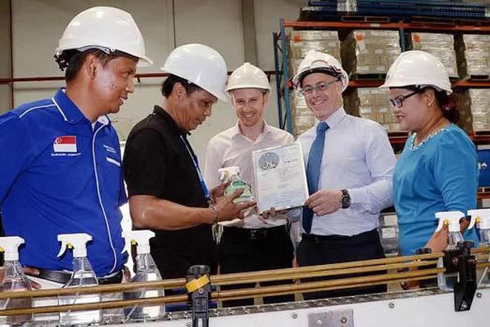 TEMBUSI PASARAN HALAL: Encik Fabrice Chifflot (dua dari kanan) bersama perunding cara halalnya, Encik Zuraimi Jumaat (kiri), serta kakitangannya (dari kanan) Cik Misliyah Mawazi, Encik Benoit Goldschmidt dan Encik Sayod Mohd Saim, di kilang Orapi di Tuas. - Foto JOHARI RAHMAT