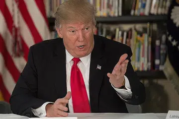 ENCIK DONALD TRUMP: Tandatangani larangan perjalanan yang disemak secara tertutup pagi semalam. - Foto AFP