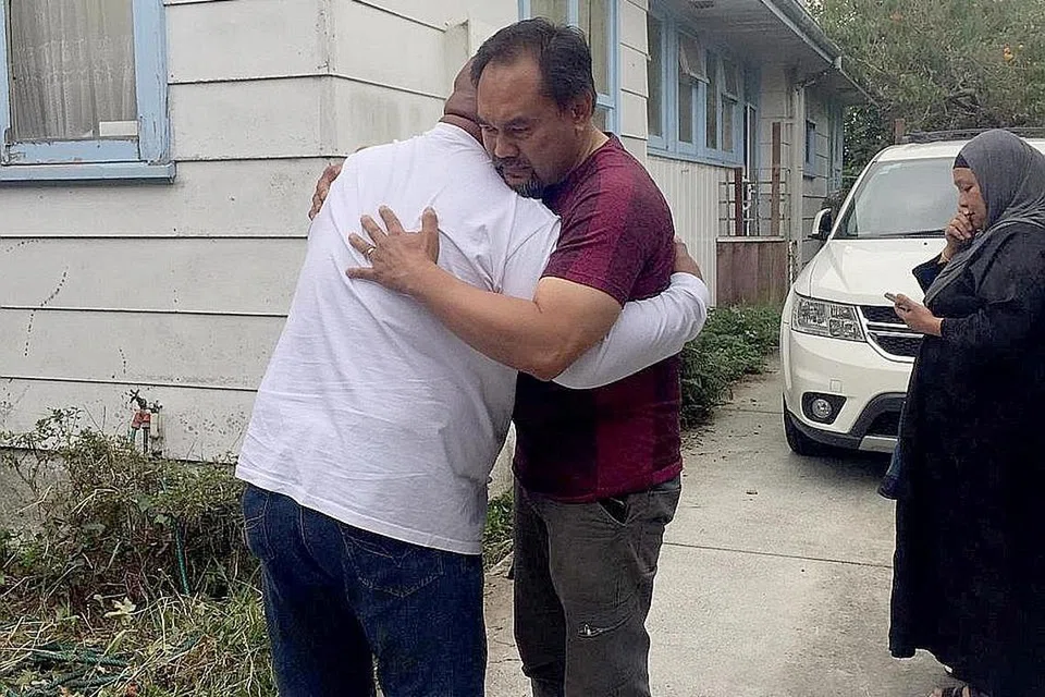HULURKAN BAHU TUNJUKKAN PRIHATIN: Encik Mohd Zali Kamari (berbaju putih) sebak memeluk Encik Rashid Omar, bapa Allahyarham Tariq yang terkorban dalam serangan di Masjid Al Noor, Christchuch, New Zealand. - Foto sisipan FACEBOOK TARIQ RASHID