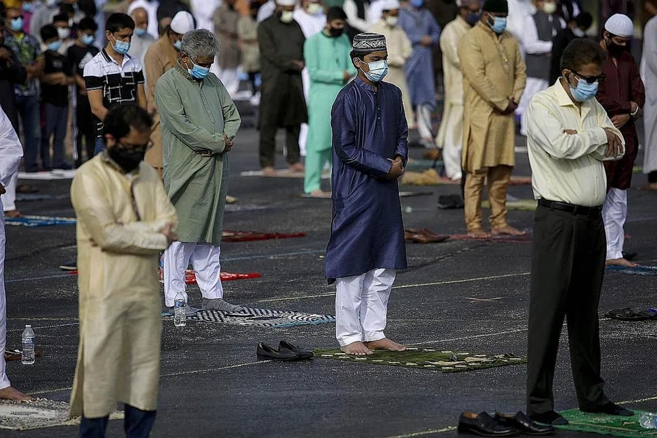 (AMERIKA) TEMPAT LETAK KERETA: Umat Islam bersolat di tempat letak kereta di Stadium Boomers, di Schaumburg, Illinois Amerika Syarikat. - Foto AFP