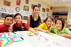 BINA PERWATAKAN: Cik Nurshirah (tengah) melihat pendidikan seni sebagai wadah bagi menerapkan nilai-nilai positif dalam diri anak didiknya. - Foto ihsan NURSHIRAH ADNAN