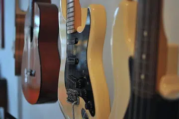 BELAJAR BAHASA MELALUI LAGU: Ikatan kepada Bahasa Melayu dapat dikekalkan menerusi lagu, dan pada masa yang sama, memberi peluang kepada pendengar untuk menerapkan nilai-nilai murni yang terdapat di dalam seni kata sesuatu lagu itu. - Foto fail