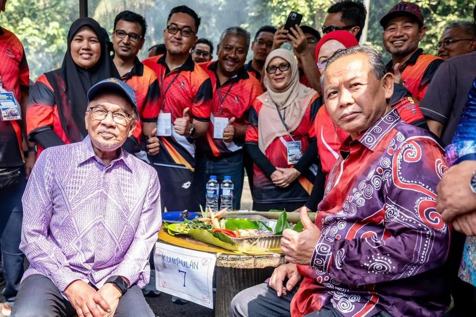 Perdana Menteri Malaysia, Datuk Seri Anwar Ibrahim (kiri), dan Menteri Besar Negeri Sembilan, Datuk Seri Aminuddin Harun (kanan), bersama anggota Penggerak Madani Negeri Sembilan di Kem Wawasan Negara, Ulu Sepri, Rembau, Negeri Sembilan. 