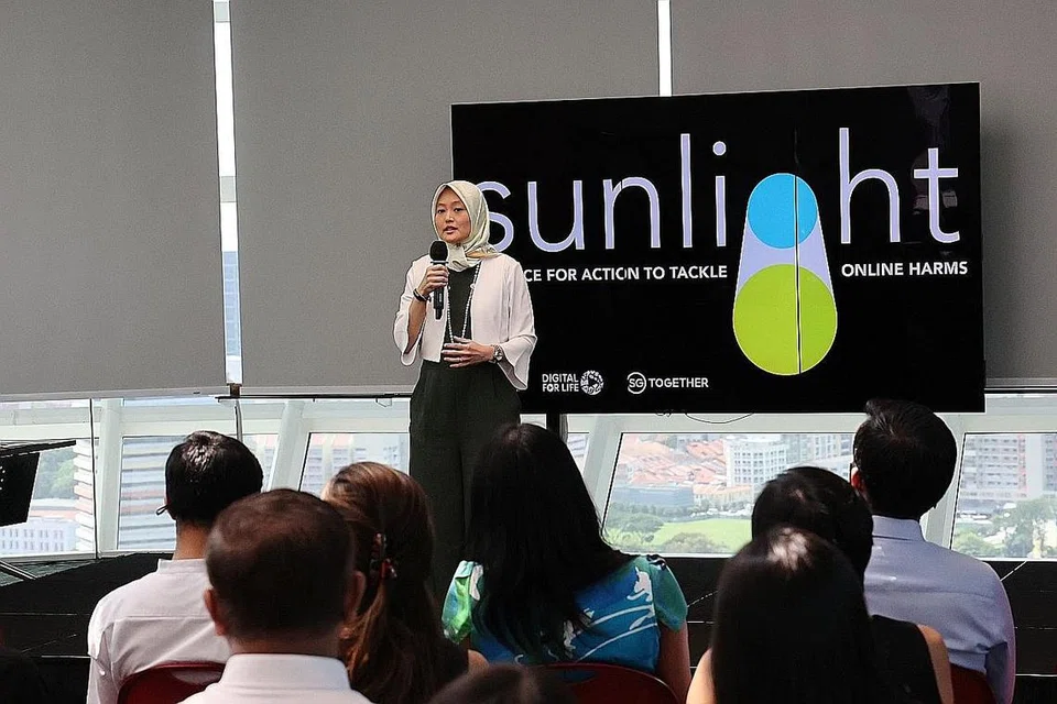 MENANGANI BAHAYA DALAM TALIAN: Cik Rahayu, yang hadir bagi majlis yang meraikan pencapaian AfA Sunlight sepanjang tahun lalu, berkata bahawa usaha menentang bahaya dalam talian perlu diteruskan. - Foto ZAOBAO