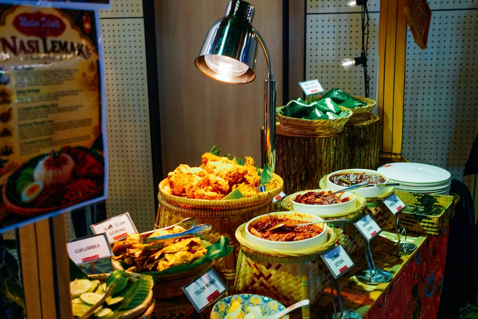Reruai nasi lemak dengan pelbagai lauk dan hidangan sampingan antara pilihan dalam pakej perkahwinan Muslim Delights Wedding Services. Selain hidangan tradisional, ia menawarkan menu moden dan stesen makanan secara langsung (live station) bagi memenuhi cita rasa tetamu serta memeriahkan majlis perkahwinan.