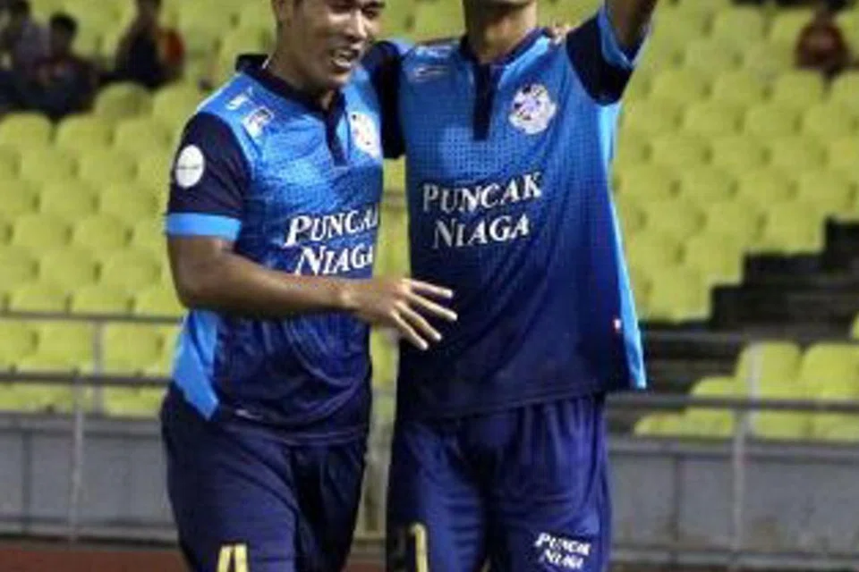 SENTUHAN MENJADI: Bintang bola sepak negara, Safuwan Baharudin (kanan), meraikan golnya semasa membantu PDRM menyingkirkan Selangor daripada cabaran Piala FA Malaysia.