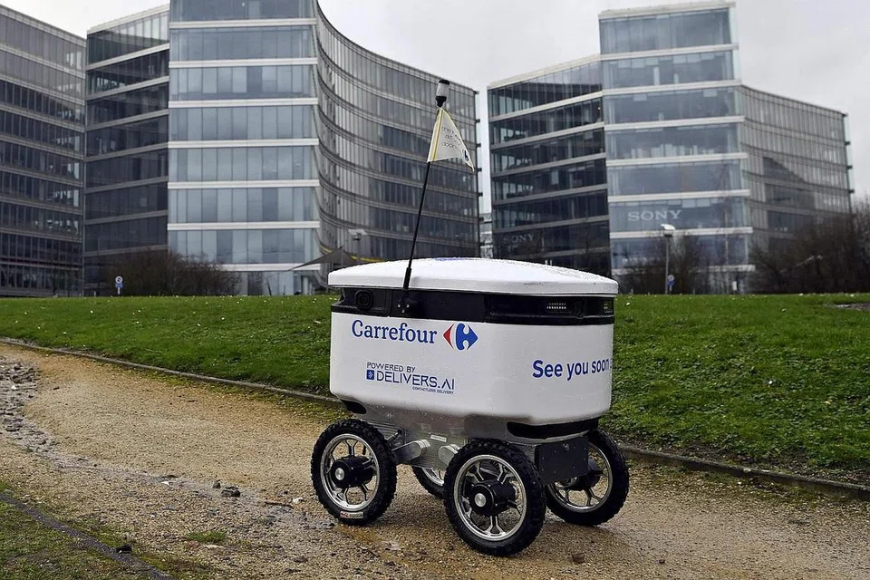 KHIDMAT KIRIMAN: Syarikat Delivers AI dan Carrefour menguji pergerakan robot penghantaran autonomi yang dimuatkan dengan kecerdasan buatan di Zaventem, Belgium.