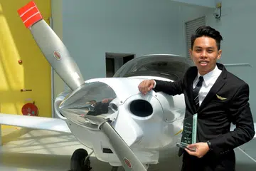 CITA-CITA TERCAPAI JUA: Pelajar Politeknik Temasek, Encik Ameerhan Amran, adalah satu-satunya anak Melayu antara 33 pelajar yang mendapat lesen penerbangan swasta (PPL) dari Kelab Penerbangan Belia Singapura semalam. Beliau turut diiktiraf Anugerah Penerbangan Cemerlang ST Aerospace Engineering. - Foto KHALID BABA