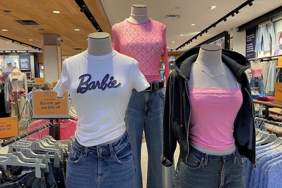 ‘BARBIECORE’: Fesyen meniru gaya Barbie turut meningkat populariti. Baju-baju bertemakan fesyen Barbie ini dipaparkan di pusat beli-belah di Glendale, California, Amerika Syarikat. 