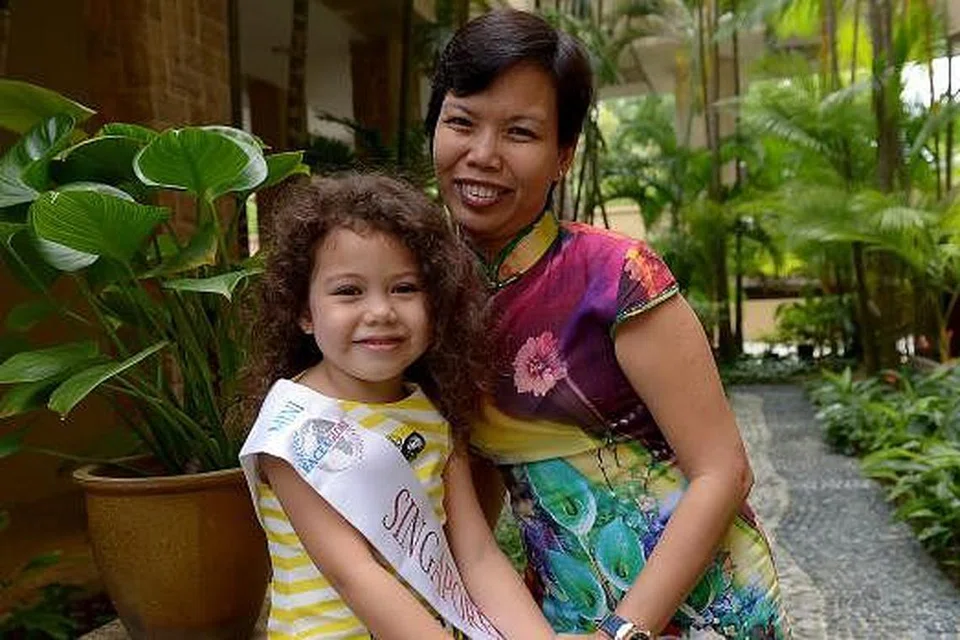 WAKIL SINGAPURA: Cik Hani akan menemani anak bongsunya, Lauren, ke Britain dan Paris April ini bagi menyertai peraduan ratu cantik Face Of The Globe. - Foto TUKIMAN WARJI