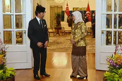 IKATAN KUAT: Presiden Halimah bersama Sultan Hassanal Bolkiah petang semalam semasa majlis menyambut ketibaan tetamu istimewa itu di Istana. - Foto BH oleh DESMOND WEE