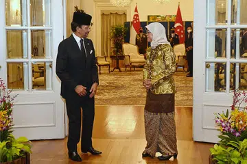 IKATAN KUAT: Presiden Halimah bersama Sultan Hassanal Bolkiah petang semalam semasa majlis menyambut ketibaan tetamu istimewa itu di Istana. - Foto BH oleh DESMOND WEE