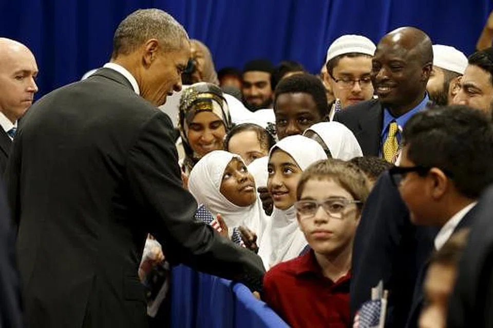 Presiden Barack Obama bersalaman dengan pelajar Muslim selepas berucap di masjid Persatuan Islam Baltimore di Catonsville, Maryland pada Rabu, 3 Februari. Gambar REUTERS 