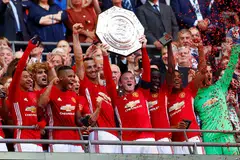 TROFI PERTAMA MUSIM: Kapten United, Wayne Rooney, menjulang Perisai Masyarakat selepas kejayaan 2-1 ke atas Leicester di Wembley kelmarin. Di kanannya ialah bintang baru pasukan yang menyumbatkan gol kemenangan United, Zlatan Ibrahimovic. - Foto REUTERS