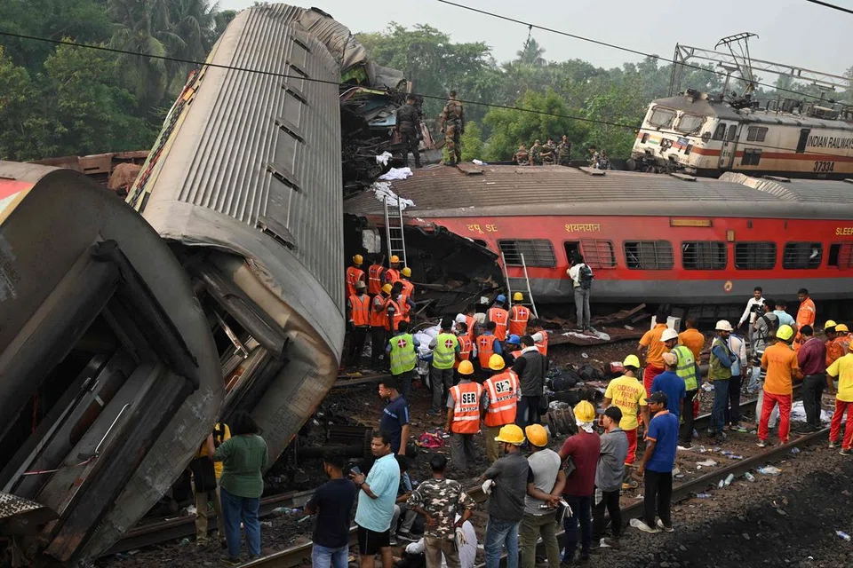 NAHAS NGERI: Seramai 850 penumpang cedera, manakala 288 yang lain terbunuh dalam kemalangan membabitkan dua kereta api penumpang dan sebuah kereta api barangan.