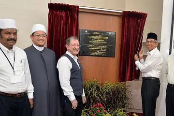LEBIH LUAS: Dr Yaacob (dua dari kanan) merasmikan pembukaan Masjid Moulana Mohamed Ali. Turut hadir dalam upacara perasmian itu ialah Mufti Dr Mohamed Fatris (dua dari kiri); Encik Mirza (tiga dari kiri); dan Haji Abdul Razak (kanan). - Foto M.O. SALLEH