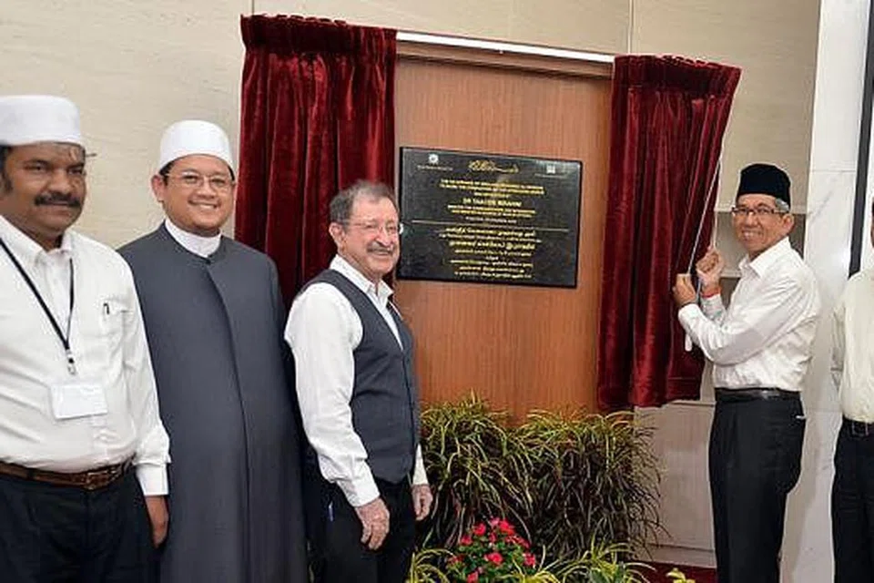 LEBIH LUAS: Dr Yaacob (dua dari kanan) merasmikan pembukaan Masjid Moulana Mohamed Ali. Turut hadir dalam upacara perasmian itu ialah Mufti Dr Mohamed Fatris (dua dari kiri); Encik Mirza (tiga dari kiri); dan Haji Abdul Razak (kanan). - Foto M.O. SALLEH