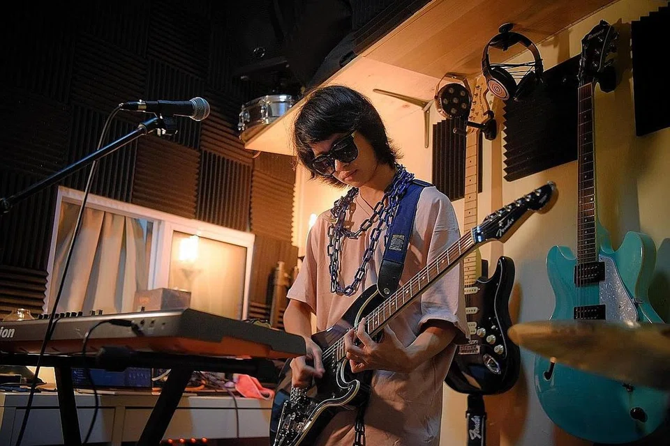 CABAR KELAZIMAN MUZIK: Abdul Hakiim Muhamad Hamim, juga dikenali sebagai deførmed mempunyai latar belakang teguh dalam seni muzik tradisional, tetapi kini mencipta lagu muzik digital dan eksperimental bagi mencabar kelaziman muzik yang biasa orang ramai dengari. - Foto BM oleh MARK CHEONG