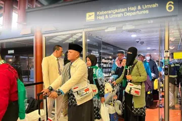 Jemaah Indonesia berada di Terminal 2F Lapangan Terbang Antarabangsa Soekarno-Hatta, Jakarta. Sebagai persediaan bagi musim haji 2027, pemerintah Indonesia mencadangkan mengekalkan skim pembiayaan haji dengan nisbah 60:40, iaitu 60 peratus dibiayai melalui manfaat dana haji yang diuruskan Badan Pengurusan Kewangan Haji (BPKH) dan 40 peratus ditanggung jemaah, selain memperketat pemeriksaan kesihatan serta meningkatkan mutu perkhidmatan bagi memastikan ibadah haji lebih selamat dan selesa.
