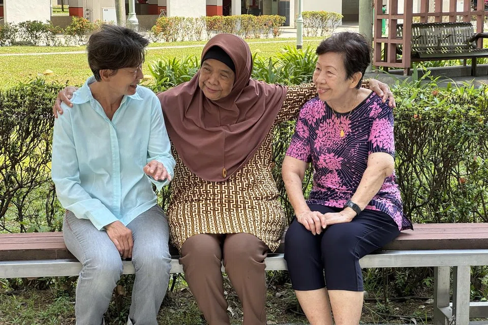 (Dari kiri) Cik Goh Lee Choo, Cik Rosnah Sulaiman dan Cik Karen Wee adalah warga tua yang mengambil ‘pekerjaan mikro’ yang ditawarkan di pusat penuaan aktif oleh Thye Hua Kwan Moral Charities. Tugas mereka termasuk menghantar makanan dan  memberi khidmat peringatan untuk mengambil ubat bagi warga tua. 