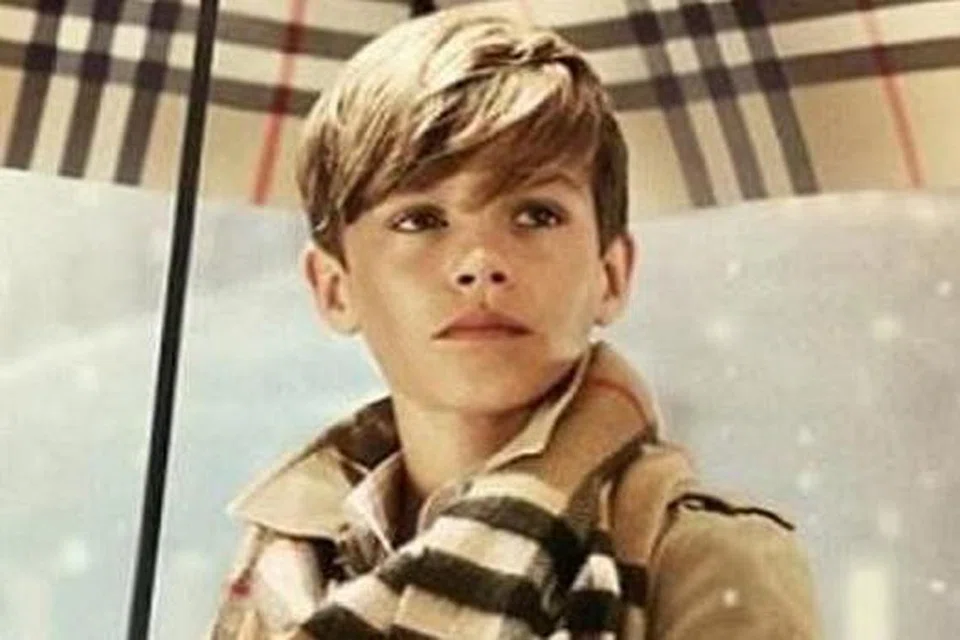 KUIH TUMPAH KE NASI: Victoria Beckham tidak lagi asing dalam dunia peragaan dan muzik. Nampaknya anak beliau, Romeo (gambar), turut mengikuti jejak langkahnya. Baru-baru ini, Romeo, yang baru berusia 12 tahun, muncul dalam iklan filem pendek terbaru Burberry berjudul From London With Love yang diilhamkan daripada muzikal era 1930-an. - Foto BURBERRY