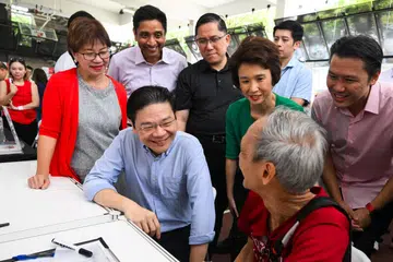 Perdana Menteri, Encik Lawrence Wong, (duduk, kiri) semasa pelancaran inisiatif Jobs Nearby@CDC di Kelab Masyarakat Taman Jurong pada 23 Oktober 2025. Bersamanya ialah empat daripada lima Mayor Majlis Pembangunan Masyarakat (CDC), (diri, dari kiri) Mayor CDC Central, Cik Denise Phua; Mayor CDC South East, Encik Dinesh Vasu Dash; Mayor CDC North West, Encik Alex Yam; dan Pengerusi Jawatankuasa Mayor dan Mayor CDC South West, Cik Low Yen Ling.