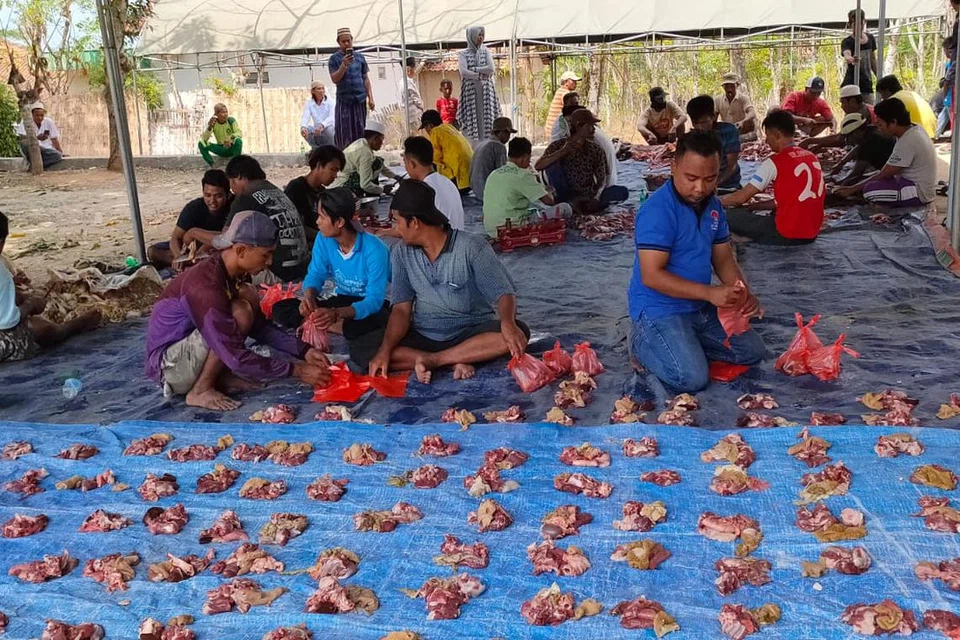 Daging dipotong sebelum diagihkan sewaktu ibadah korban di Madura, Indonesia pada 2019.