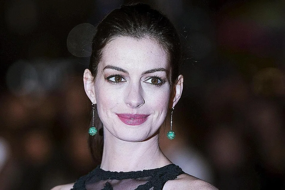 HATHAWAY: Menjalani diet dengan memakan sayur-sayuran, mengamalkan yoga dan menari untuk mendapatkan tubuh langsing dan kelihatan jelita. - Foto REUTERS