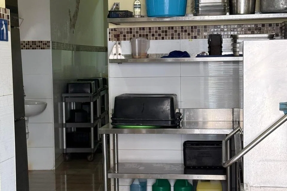 Lantai dapur Warong Nasi Pariaman sedang dicuci apabila wartawan Berita Harian (BH) mengunjungi kedai itu pada 20 Januari.