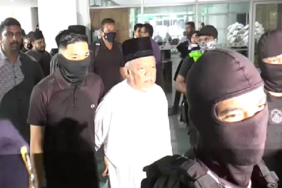 Mahkamah Majistret Shah Alam, Selangor, pada 25 September membenarkan lanjutan tahanan reman ke atas 24 ahli Global Ikhwan Service and Business Holdings (GISBH) termasuk Pengerusi merangkap Ketua Pegawai Eksekutif syarikat itu serta keluarganya sehingga 28 September.