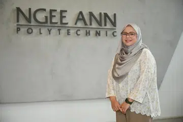 Cik Zoey Zuaswina Zupri berjaya memperolehi keputusan cemerlang dari Akademi Pendidikan dan Latihan Berterusan (CET) Politeknik Ngee Ann (NP) dengan meraih Diploma Pengurusan Gunaan untuk Tempat Kerja Masa Depan (DMFW).