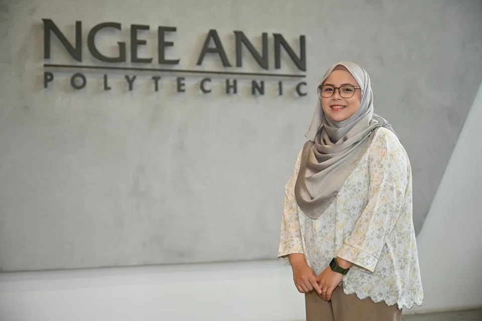 Cik Zoey Zuaswina Zupri berjaya memperolehi keputusan cemerlang dari Akademi Pendidikan dan Latihan Berterusan (CET) Politeknik Ngee Ann (NP) dengan meraih Diploma Pengurusan Gunaan untuk Tempat Kerja Masa Depan (DMFW).