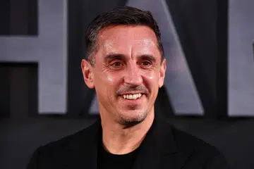GARY NEVILLE: Berkata kelab harus berkelakuan lebih baik, lepas Liverpool dan Arsenal mempersoal mutu pengadilan Liga Perdana England selepas kekalahan kededuanya dalam perlawanan mereka.