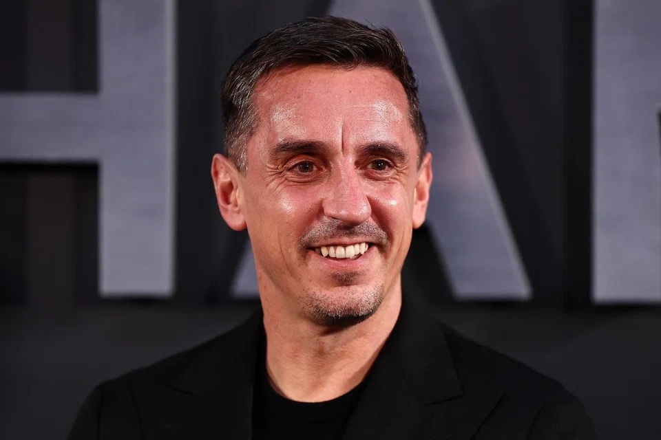 GARY NEVILLE: Berkata kelab harus berkelakuan lebih baik, lepas Liverpool dan Arsenal mempersoal mutu pengadilan Liga Perdana England selepas kekalahan kededuanya dalam perlawanan mereka.