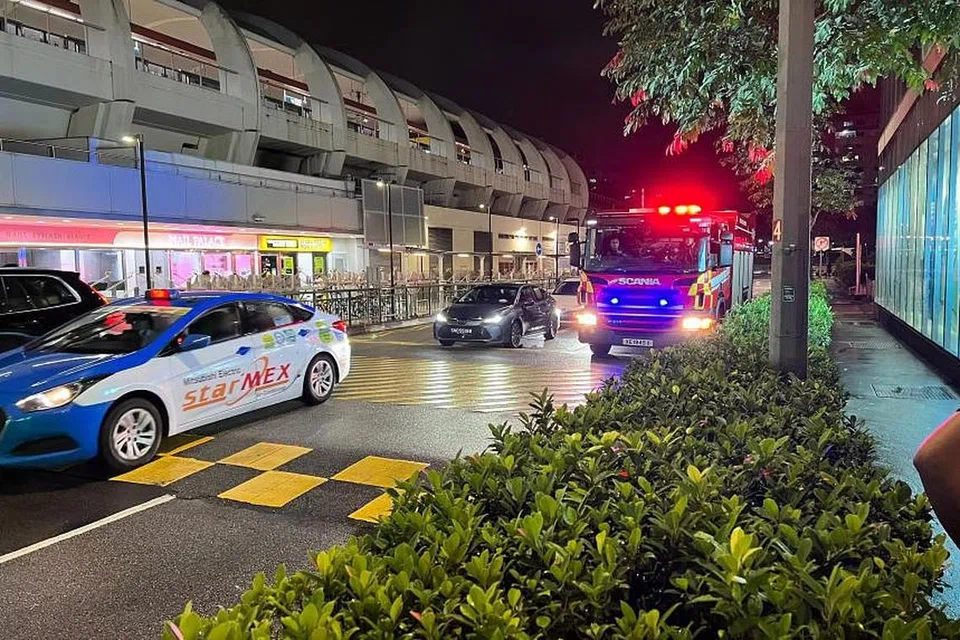 CEMAS: Dua kenderaan Pasukan Pertahanan Awam Singapura (SCDF) meninggalkan kawasan Tampines Mall sekitar 9.45 malam pada 27 Disember.