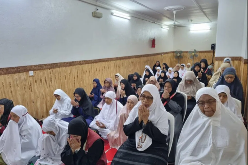 IBADAH DI SHISHA: Jemaah Muslimah berdoa bersama setelah solat fardu berjemaah di bangunan Shisha.  
