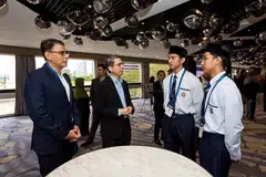 Dr Faishal (dua dari kiri) menekankan peranan asatizah menjangkaui sekadar pengajaran ilmu agama. Mereka menyokong masyarakat dalam menangani cabaran kehidupan sebenar, termasuk isu perkahwinan, pendidikan, keluarga, dan pekerjaan. Bersama beliau dalam foto ialah Ketua Eksekutif Muis, Encik Kadir Maideen (kiri) dan pelajar madrasah yang menyertai Simposium SCIS pada 27 Januari.