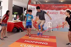 ERATKAN HUBUNGAN KELUARGA: Orang ramai yang hadir ke Festival Sukan boleh menikmati dan mencuba pelbagai sukan bersama keluarga mereka. - Foto SPORTSG