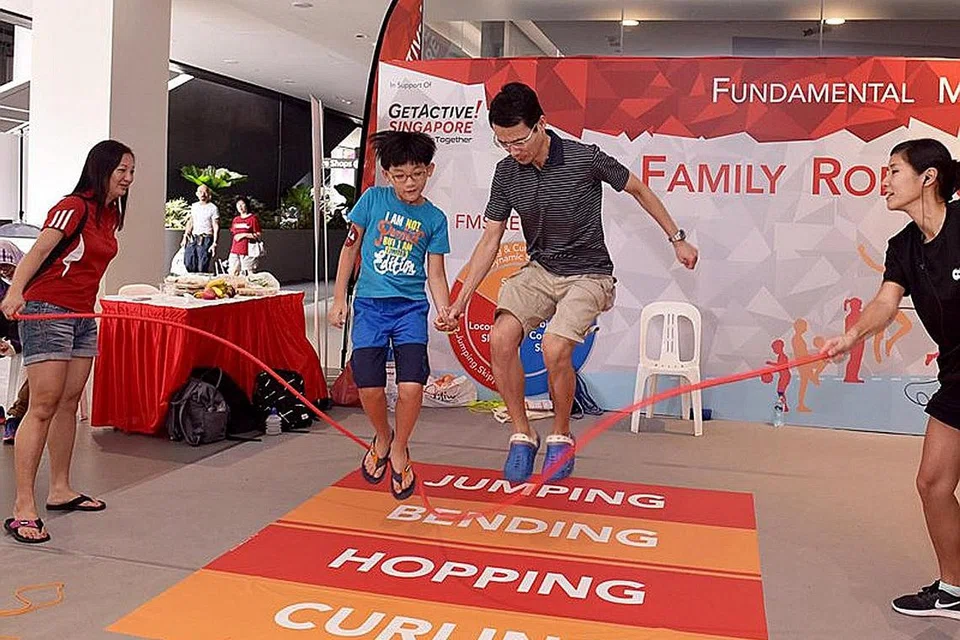 ERATKAN HUBUNGAN KELUARGA: Orang ramai yang hadir ke Festival Sukan boleh menikmati dan mencuba pelbagai sukan bersama keluarga mereka. - Foto SPORTSG