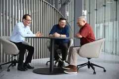 Divisyen Keselamatan dan Perisikan (SID), Encik Eddie Teo, bersama mantan Ketua Staf SID, Encik Kevin Santa Maria, dan Mantan Pengarah Kanan (Antipengganasan), Encik Ng Kah Meng, media, sempena ulang tahun ke-60