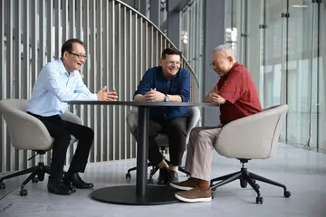 Divisyen Keselamatan dan Perisikan (SID), Encik Eddie Teo, bersama mantan Ketua Staf SID, Encik Kevin Santa Maria, dan Mantan Pengarah Kanan (Antipengganasan), Encik Ng Kah Meng, media, sempena ulang tahun ke-60
