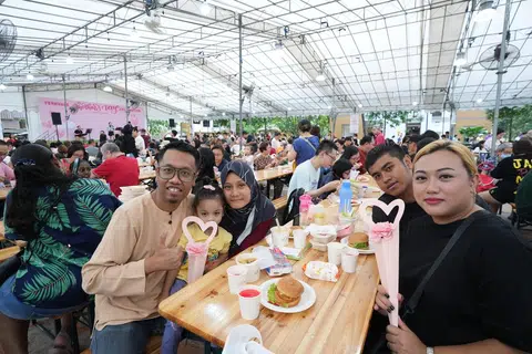 Cik Jumiati Jammain (tiga dari kiri) bersama suami dan anak perempuannya, meraikan Hari Ibu bersama adik iparnya, yang tinggal di blok dan tingkat yang sama.