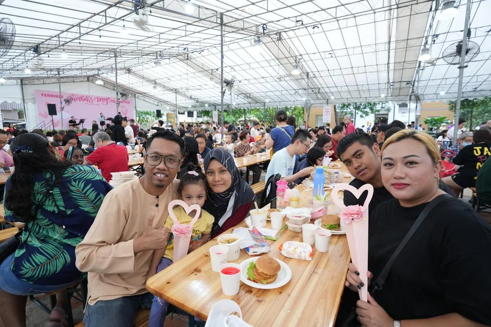 Cik Jumiati Jammain (tiga dari kiri) bersama suami dan anak perempuannya, meraikan Hari Ibu bersama adik iparnya, yang tinggal di blok dan tingkat yang sama.